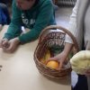 JESIEŃ W BIBLIOTECE Z UCZESTNIKAMI ŚRODOWISKOWEGO DOMU SAMOPOMOCY W PACZKOWIE